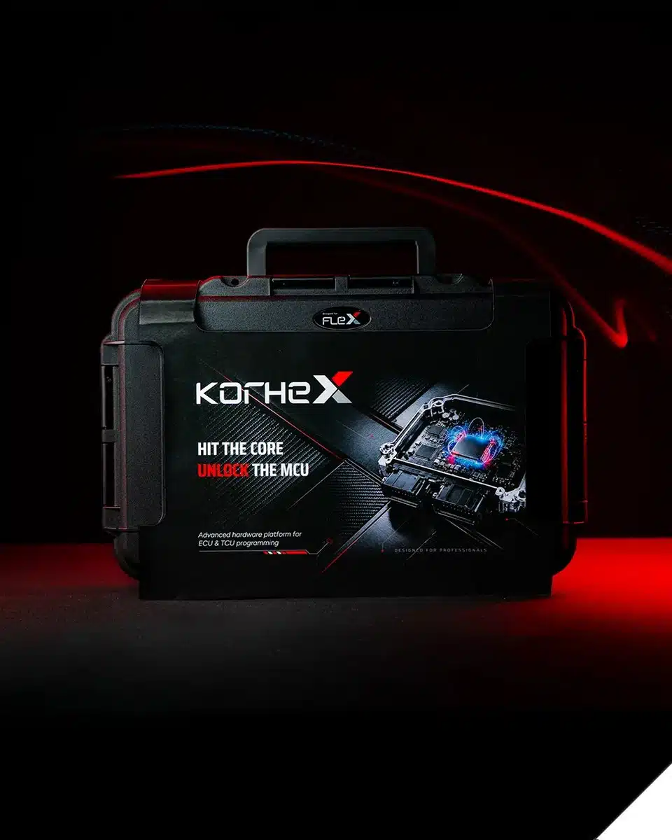 KORHEX de Magicmotorsport en su maletín con máscaras y accesorios