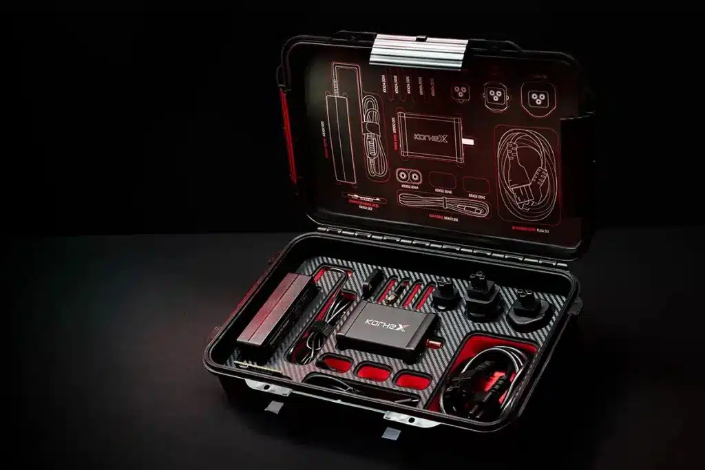Maletín KORHEX abierto con el hardware y los conectores